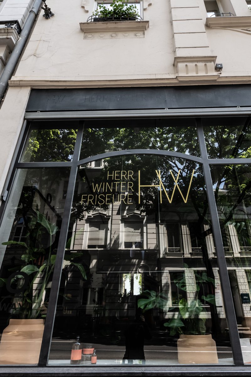 Eingang Thomas-Mann-Straße – Schaufenster mit Schriftzug