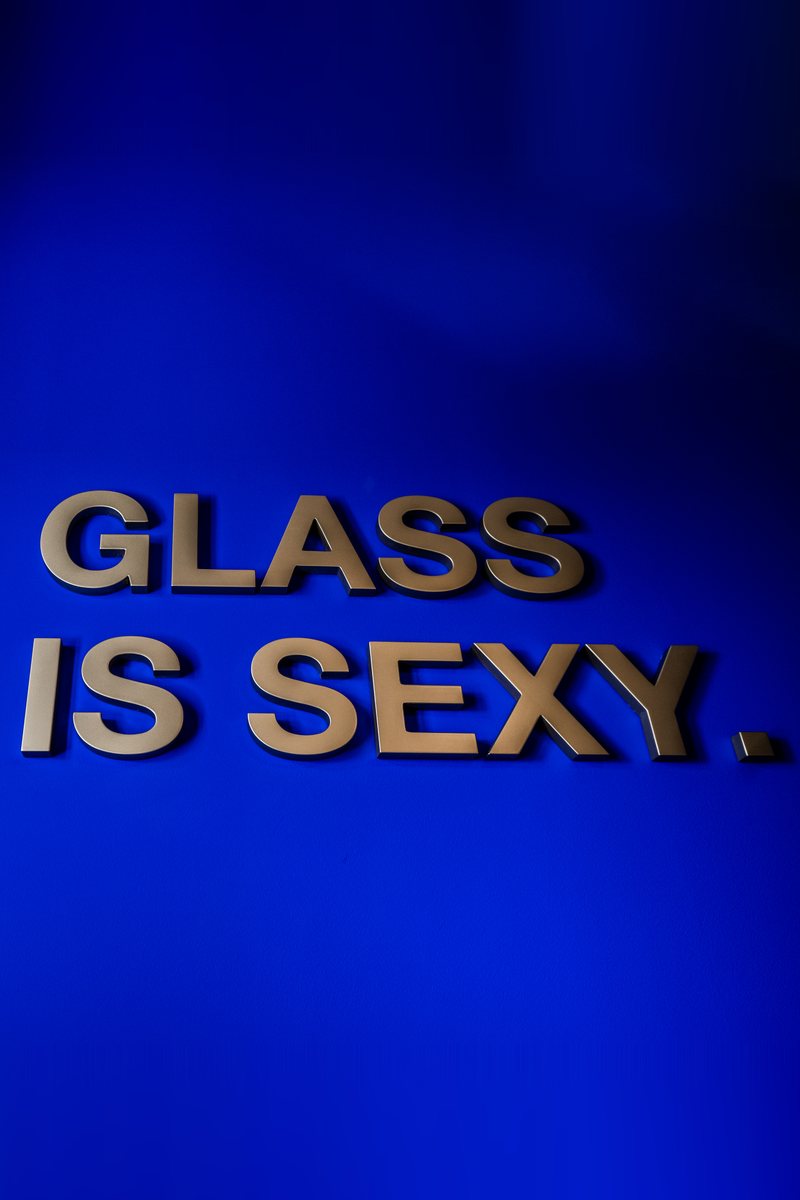 „Glass is sexy“ – OWAY-Schriftzug in Gold auf Blau