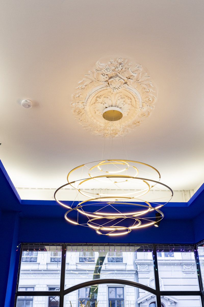 Neuer Salonteil – Stuckrosette und Ringleuchte