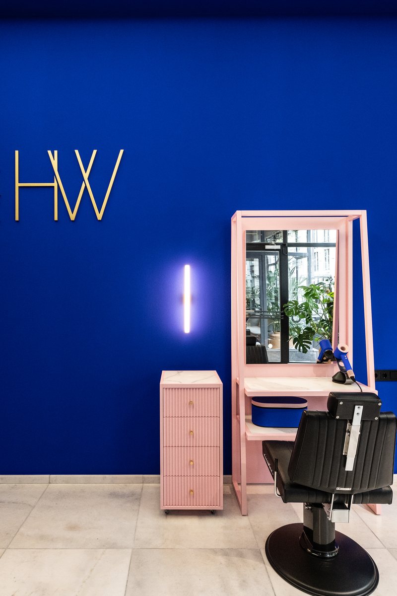 Neuer Salonteil – Schnittplatz in Rosa vor blauer Wand