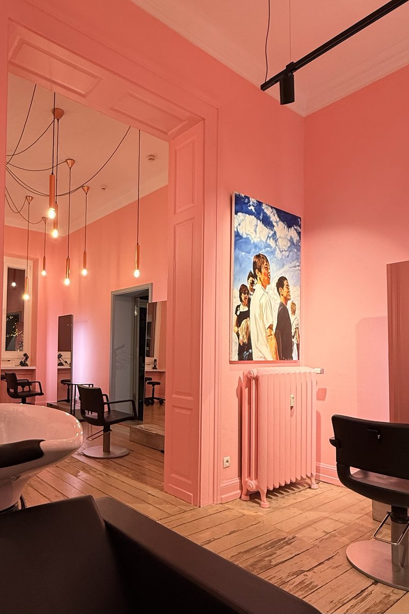 Hauptsalon – Waschplatz, Pendelleuchten und Kunst aus der eigenen Sammlung